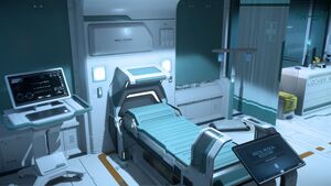 Der Behandlungsbereich mit Medizinischem Bett in einer Raumstation Klinik.@de